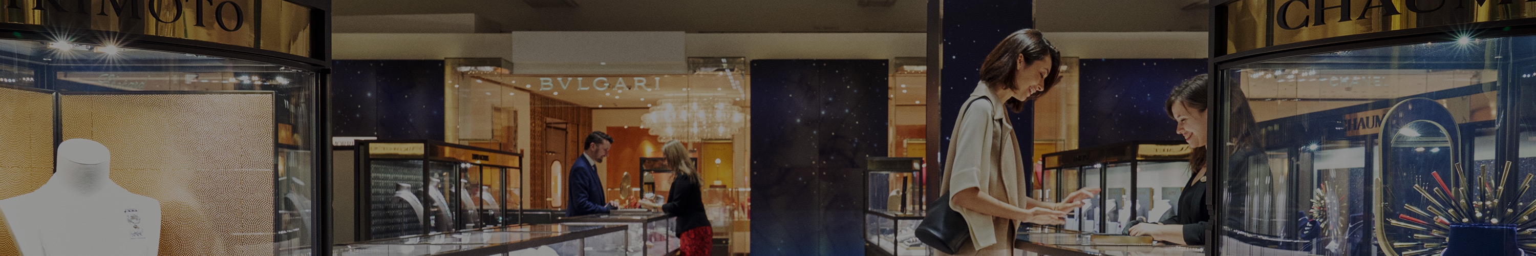 Woman speaking to a staff member in the Fine Jewellery Rooms, surrounded by our statement boutiques