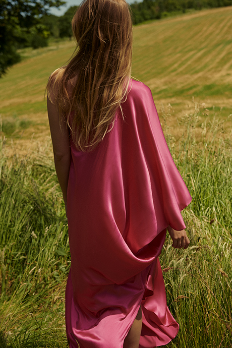 Back of Rose in a pink satin Taller Marmo dress