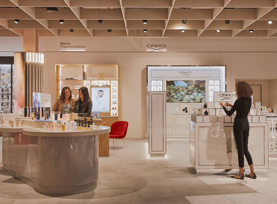 Ladies viewing the fragrance section of the H beauty store